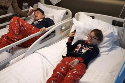 Dječaci leže u bolnici na krevetu