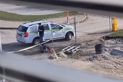 Ovaj postupak zgrozio je mnoge: Taksista muškarca IZBACIO iz vozila i OSTAVIO NA ULICI (VIDEO)