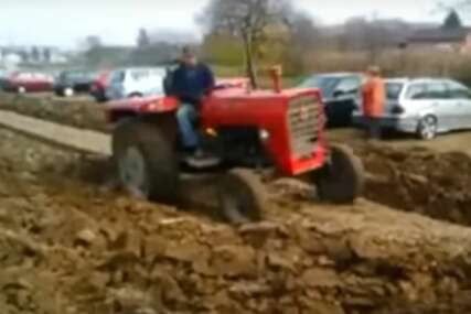 Nisu mogli da se izvuku iz blata: Ljudi uporno parkirali auta na njegovu njivu, on je upozoravao, prijetio, pa se odličio na radikalni potez (VIDEO)