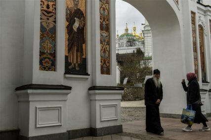 Policija provjeravala pasoše: Nekoliko hiljada vjernika u Ukrajini prisustvovalo zadnjoj službi