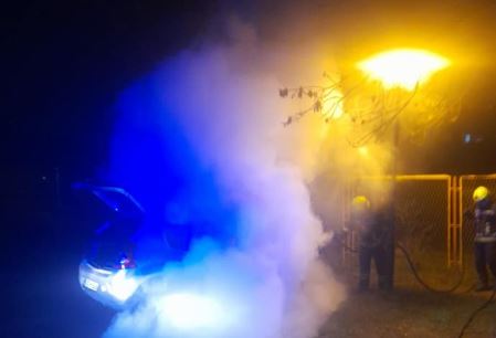 Gorio automobil u Banjaluci, vatrogasci spriječili širenje buktinje (FOTO)