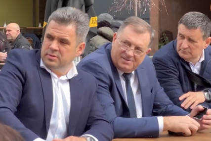 Vlado Đajić,  Milorad Dodik i Ljubo Niković posmatraju Osmomartovski marš
