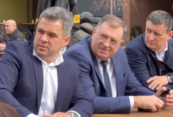 Vlado Đajić,  Milorad Dodik i Ljubo Niković posmatraju Osmomartovski marš
