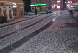 Nevrijeme pogodilo više gradova u Srpskoj: Ulice Vlasenice se bijele od leda kao da je pao snijeg