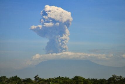 Niko nije evakuisan: Vulkan Merapi izbacio lavu i vreli oblak