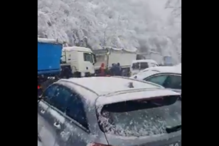 Snijeg napravio kolaps: Kamioni i automobili zaglavljeni kod Jablanice (VIDEO)