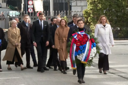 U sjećanje na Đinđića: Brnabić i ministri Srbije položili vijenac na mjestu ubistva (VIDEO)