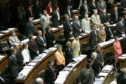 POKAZALI BUNT Poslanici u austrijskom parlamentu napustili salu zbog Zelenskog