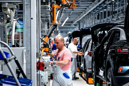 Radnici u fabrici automobila