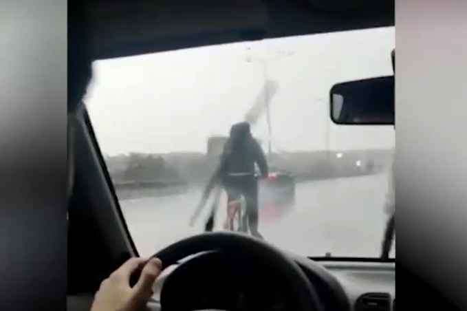 JEZIV SNIMAK Vozio bicikl auto-putem bez opreme, pa izbjegao smrt 2 puta u nekoliko sekundi (VIDEO)