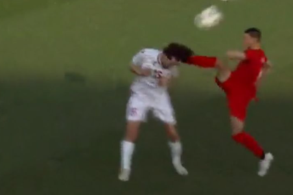 Igrač udara protivnika nogom u glavu