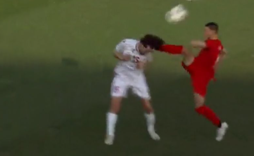 Igrač udara protivnika nogom u glavu