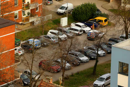 SKUPO PARKIRANJE Grad Doboj daje gotovo 500.000 KM godišnje za KONTROLU PARKINGA