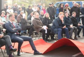 ZBOG JAKOG VJETRA SE PODIGAO Dodik i Stanivuković zajedno smirivali crveni tepih (FOTO)