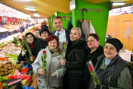Draško Stanivuković sa ženama na tržnici povodom osmog marta