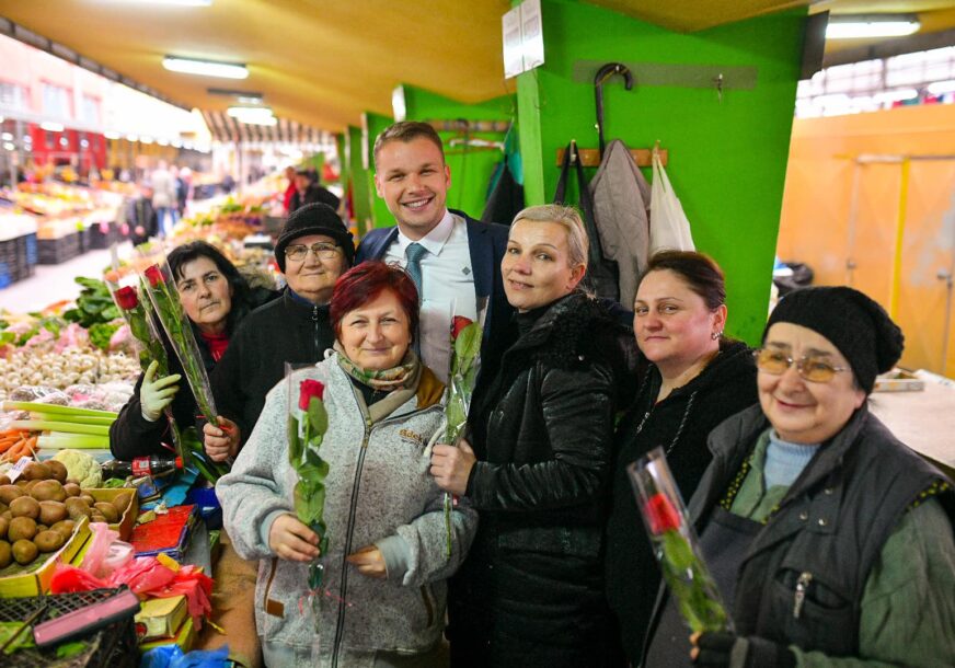 Draško Stanivuković sa ženama na tržnici povodom osmog marta