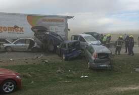 Stravične scene lančanog sudara: Zbog pješčane oluje u nesreću učestvovalo 14 vozila, 6 osoba prebačeno u bolnicu (FOTO)