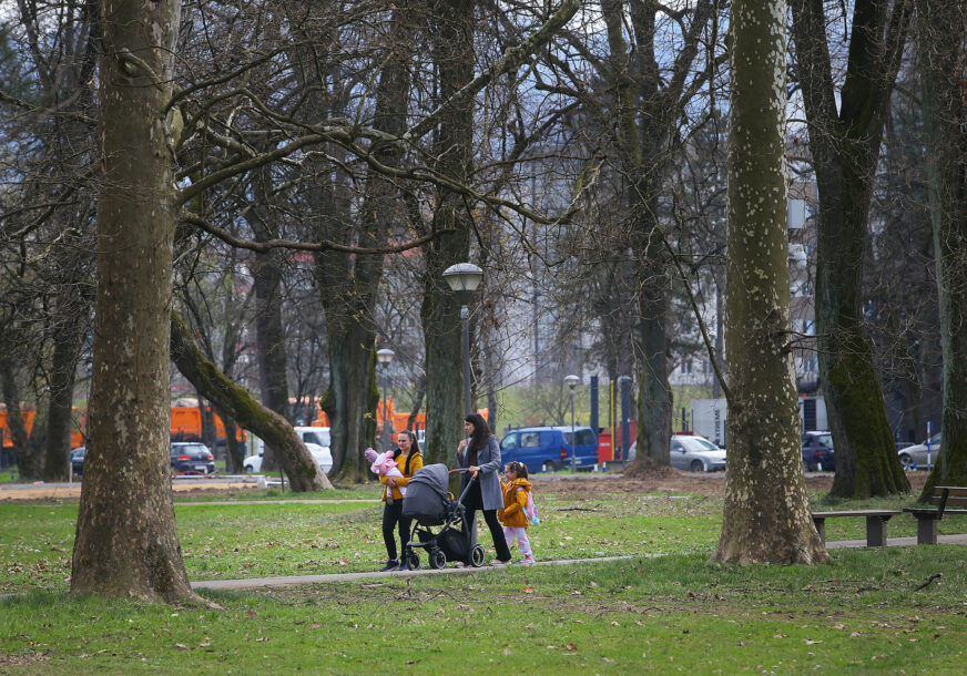 majka i dijete u parku