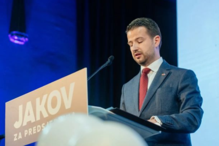 TIK TAK TIK TAK Kandidatu za predsjednika Crne Gore usporili vrijeme kad je govorio (VIDEO)