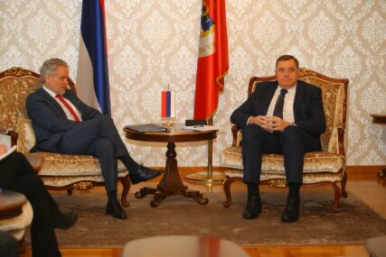 Da li je Dodik nasamario i ambasadora EU i građane Srpske: Medijima prijete drakonske kazne, Satler se pravi nevješt (FOTO)