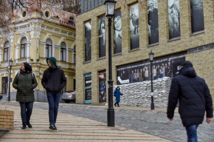 Ljudi šetaju Kijevom
