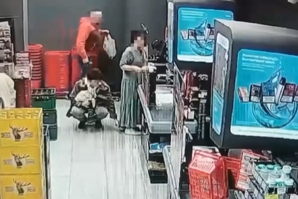 "Kakve psihopate šetaju gradom" Snimak iz prodavnice zgrozio javnost, manijak pratio ženu i SNIMAO JE ISPOD SUKNJE (VIDEO)