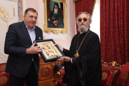 “Odnos vlasti i SPC nikad bolji” Dodik razgovarao sa episkopom Jefremom, pa mu uručio poklon sa Hilandara (FOTO)