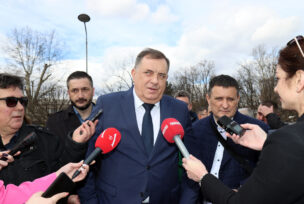 Milorad Dodik na Trgu Krajine u Banjaluci gdje je danas Gradski odbor ove stranke organizovao druženje sa sugrađankama
