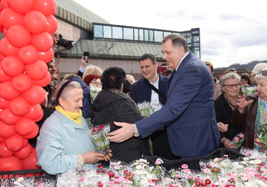 Milorad Dodik na Trgu Krajine u Banjaluci gdje je danas Gradski odbor ove stranke organizovao druženje sa sugrađankama