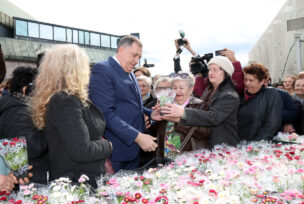 Milorad Dodik na Trgu Krajine u Banjaluci gdje je danas Gradski odbor ove stranke organizovao druženje sa sugrađankama
