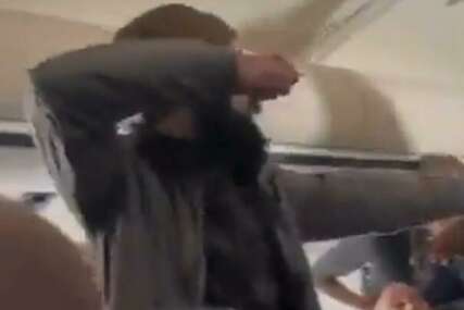 HAOS U AVIONU Muškarac napao stjuardesu kašikom, htio da otvori vrata tokom leta (VIDEO)