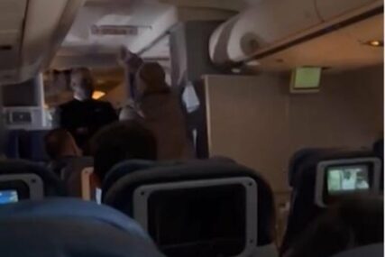Drama na nebu iznad Bostona: Muškarac pokušao da ubode u vrat člana posade, putnici savladali napadača (VIDEO)