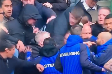 NEVJEROVATNE SCENE Navijač udario u glavu fudbalera (VIDEO)
