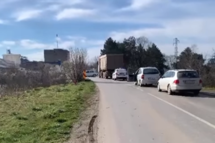 TRAGEDIJA Poginula osoba na mostu, tijelo pokriveno čaršavom i dalje stoji na putu (VIDEO)
