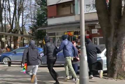 Incident na Osmomartovskom maršu: Huligani napali kolonu, evo šta su uzvikivali i koju su zastavu oteli (VIDEO)