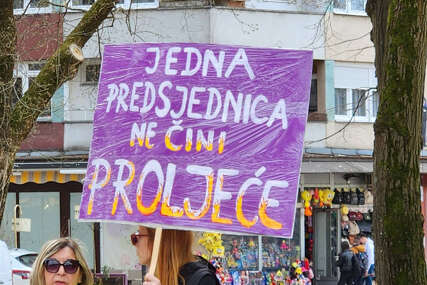 "Jedna predsjednica ne čini proljeće" Zbog kojih je poruka i zastava Osmomartovski marš nepodoban za gradsku vlast u Banjaluci (FOTO)