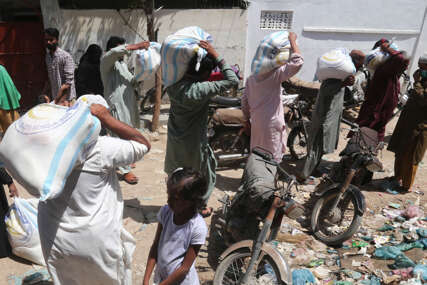 Ljudi u Pakistanu nose vreće sa brašnom