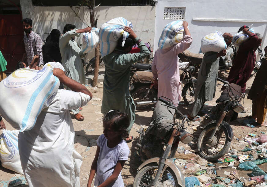 Ljudi u Pakistanu nose vreće sa brašnom