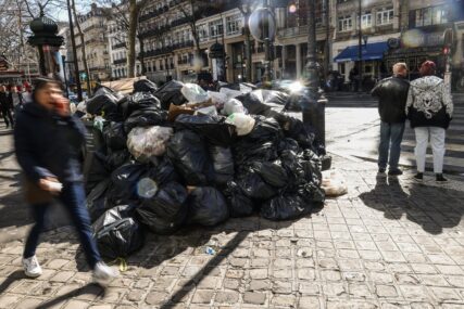 Ulice Pariza zatrpane smećem