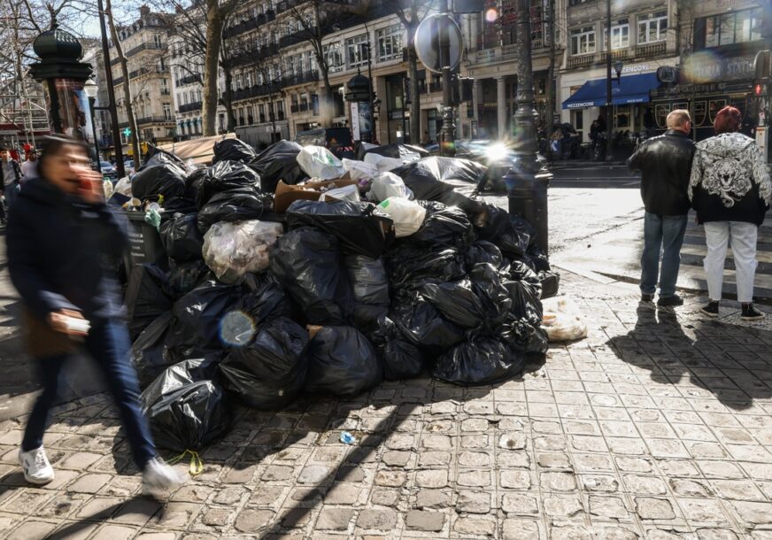 Ulice Pariza zatrpane smećem