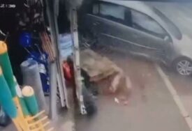 Tragedija izbjegnuta za dlaku: Automobilom uletio kroz pijacu i napravio haos (VIDEO)