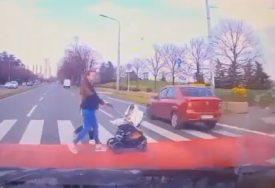 Umalo da pregazi bebu u kolicima: Bahati vozač autom na pješačkom proletio pored žene i djeteta (VIDEO)