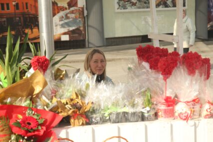 Prodaja cvijeća i poklona za osmi mart dan žena