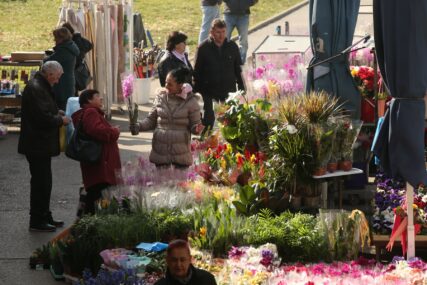 Prodaja cvijeća i poklona za osmi mart dan žena
