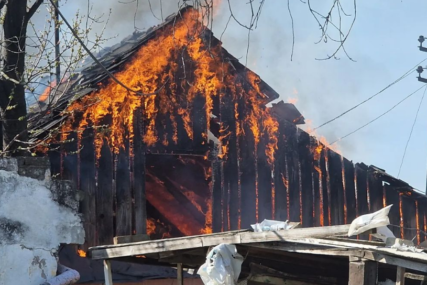 Izbio požar u porodičnoj kući u Novom Sadu
