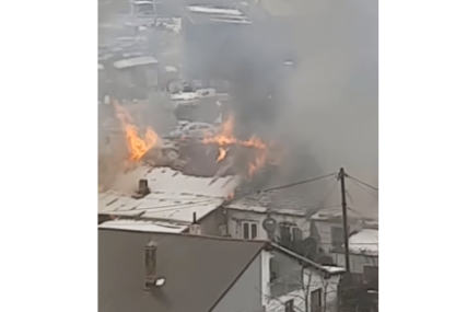 Požar u Sarajevu: Vatra zahvatila drveni objekat kolektivnog smještaja (VIDEO)