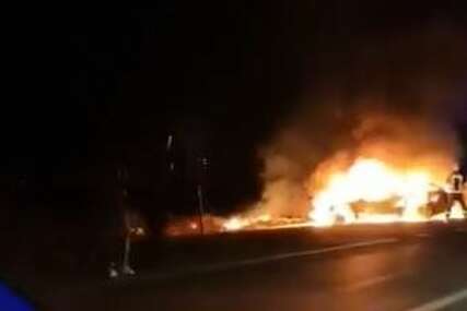(VIDEO) Nije bilo povrijeđenih: U Laktašima se zapalio automobil