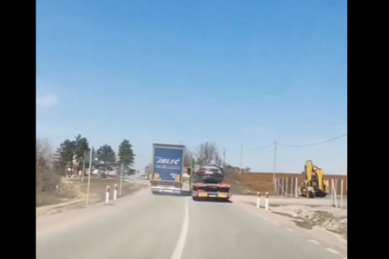 Vozač kamiona pretiče preko puno linije