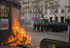 Protesti sve nasilniji: U Francuskoj gore ulice i policijska auta (VIDEO)
