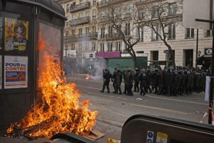 LJUDE SMIRIVALO 13.000 POLICAJACA Tokom protesta u Francuskoj privedena 201 osoba (VIDEO)